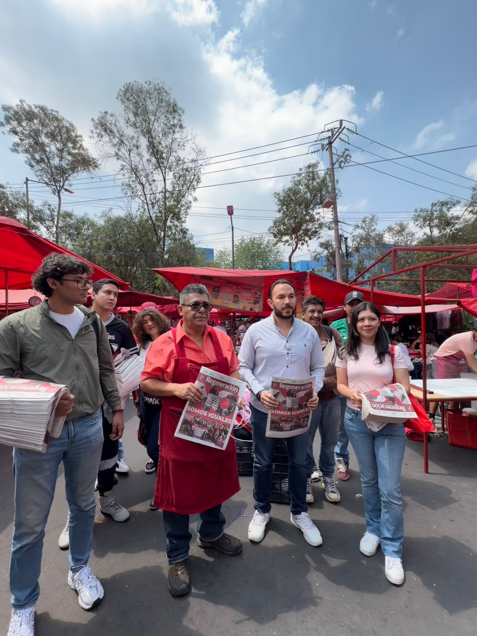 Faruk Miguel y vecinos participan en una jornada comunitaria en el Tianguis del Imán