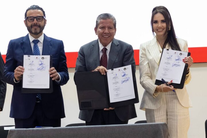 David Monreal muestra el convenio que abre las cuentas públicas de Zacatecas a auditorías en tiempo real