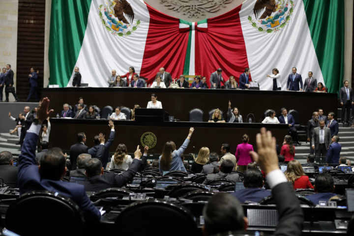 Ilustración editorial de la Cámara de Diputados durante un debate político