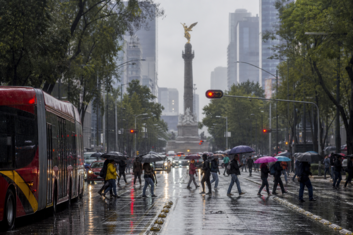 Ilustración editorial de lluvia intensa y movilidad en la Ciudad de México