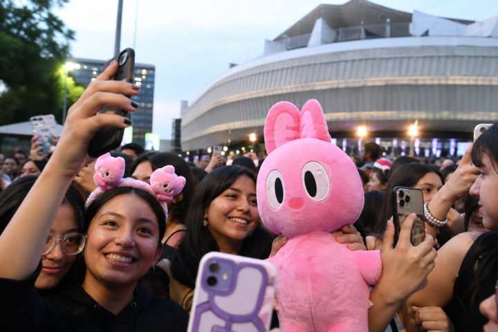 Fans recorren la Ciudad de México durante el fenómeno viral alrededor de un concierto