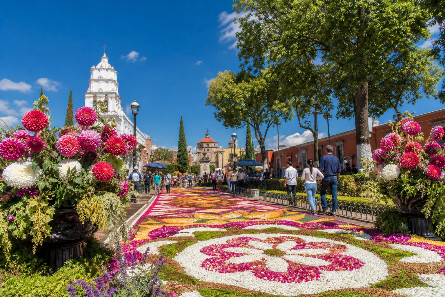 Arreglos de dalias y tapete floral en una plaza de Huamantla, Tlaxcala