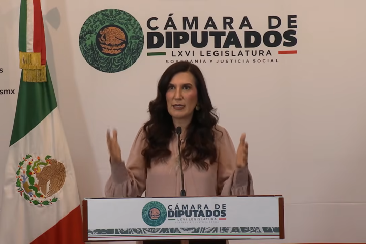 Kenia López Rabadán durante una conferencia en la Cámara de Diputados
