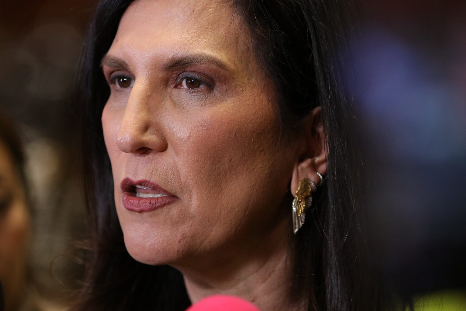 Primer plano de Kenia López Rabadán durante una entrevista en la Cámara de Diputados.