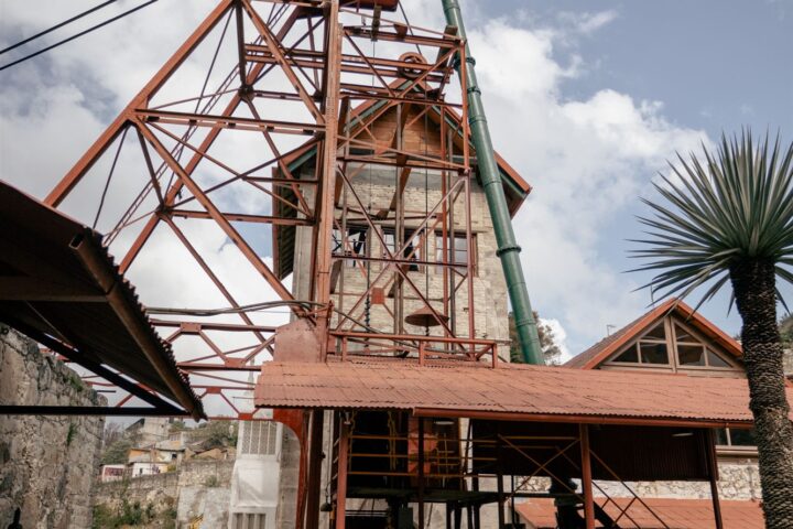 Imagen ilustrativa: estructura de construcción con grúa o elevador de obra; no es una fotografía de la Línea 3.