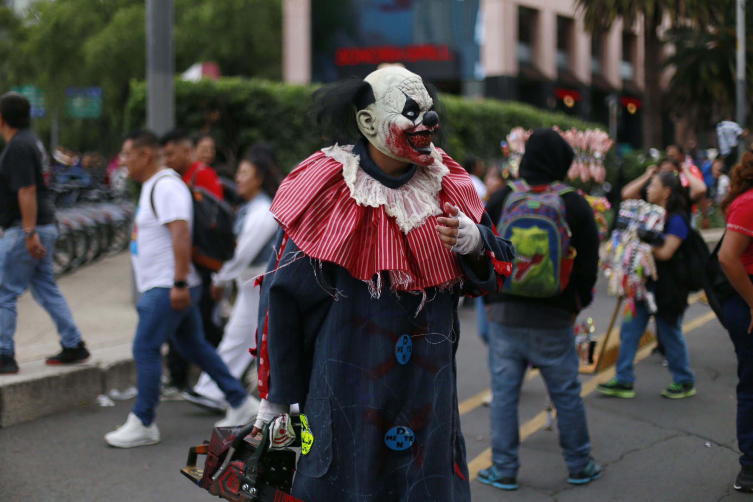 Participante con máscara de payaso durante la Marcha Zombie 2026 en Ciudad de México.