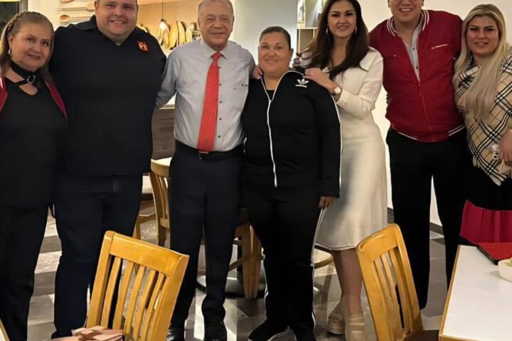 Jorge Iván ‘Yuro’ Luna Sugich y asistentes posan durante un encuentro político en Hermosillo