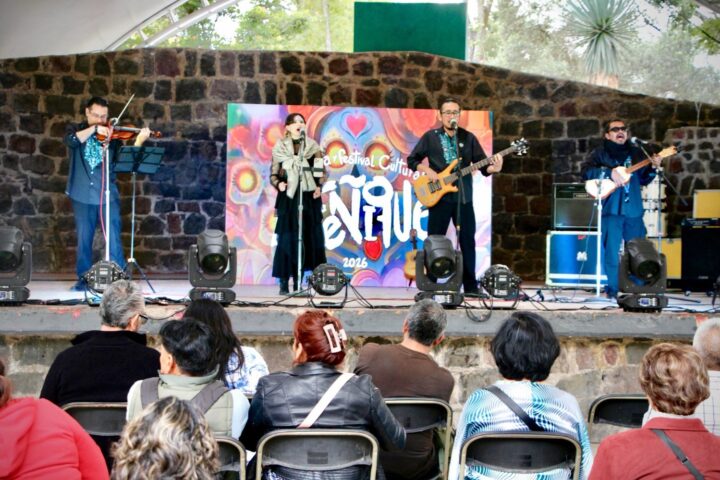 Músicos sobre un escenario y público durante una actividad del Festival Alfeñique 2026.