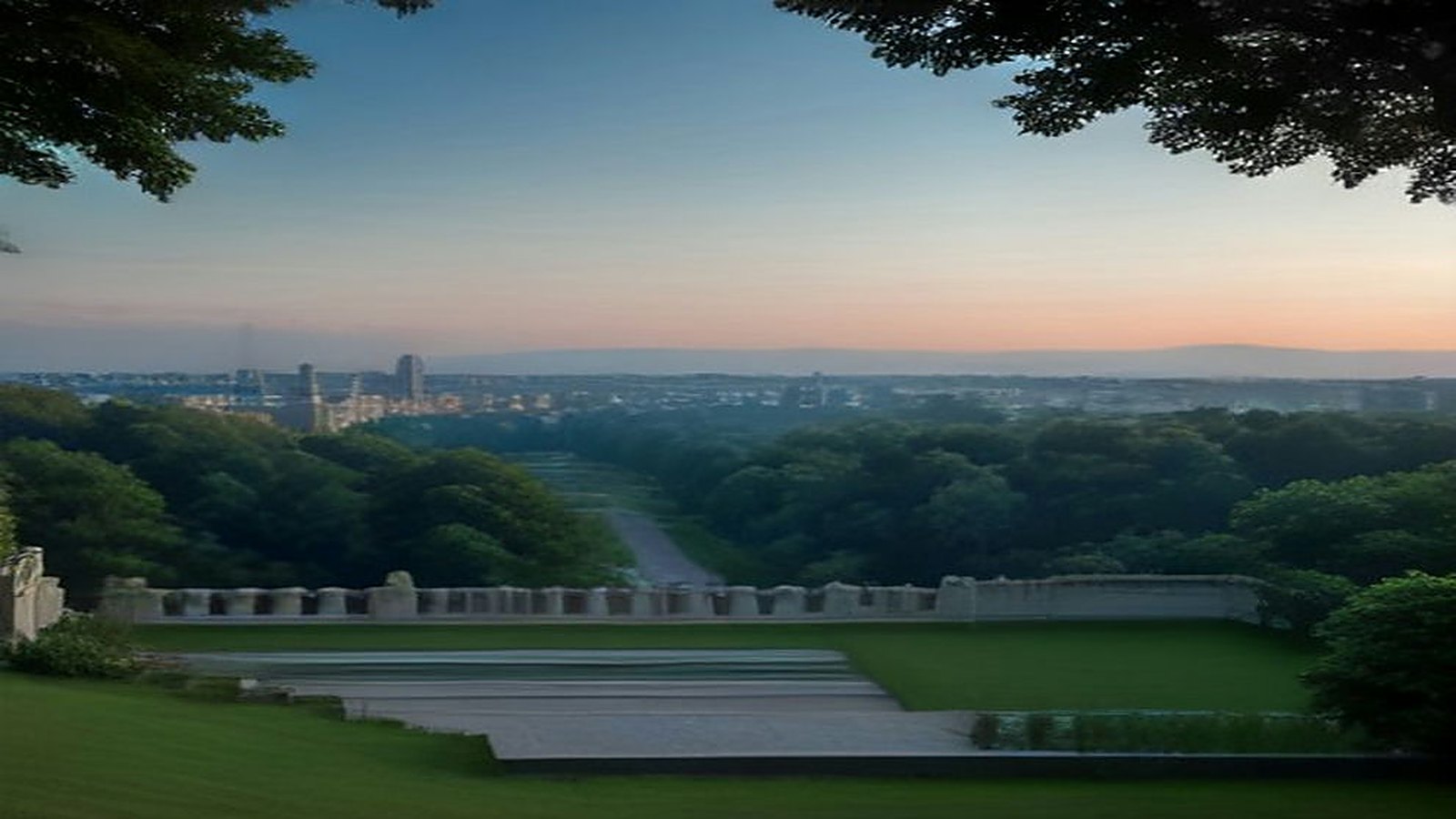 Terraza de piedra con balaustrada blanca neoclásica que mira hacia un bosque extenso y la ciudad al atardecer