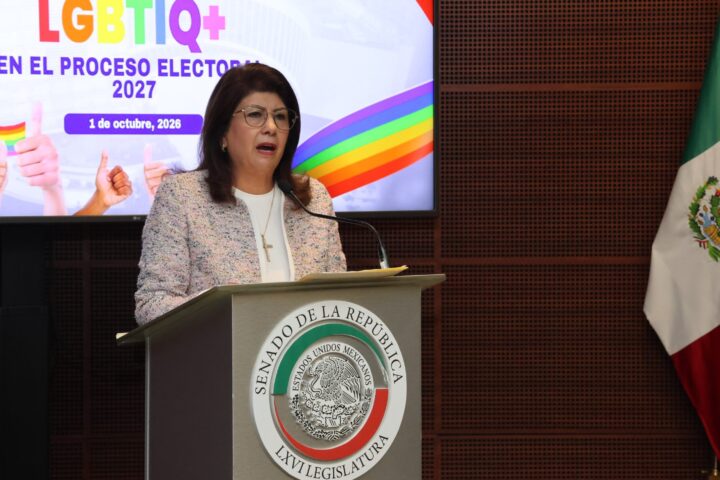 La senadora Mariela Gutiérrez habla en la tribuna del Senado, en la Ciudad de México, durante el foro de acciones afirmativas LGBTIQ+ rumbo a 2027