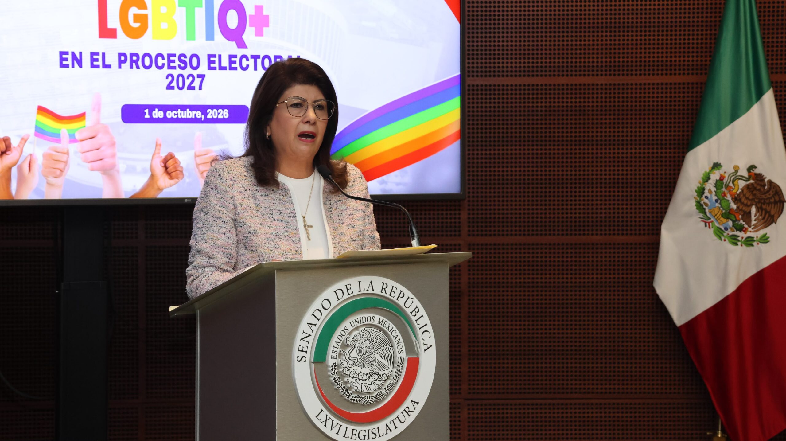 La senadora Mariela Gutiérrez habla en la tribuna del Senado, en la Ciudad de México, durante el foro de acciones afirmativas LGBTIQ+ rumbo a 2027