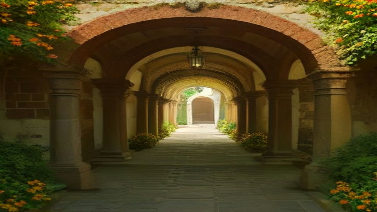 Arcos de piedra de una antigua hacienda que se abren a un jardín, con macetas y flores de cempasúchil a los lados del corredor
