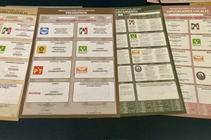Boletas electorales federales y locales del proceso 2023-2024 extendidas sobre una mesa