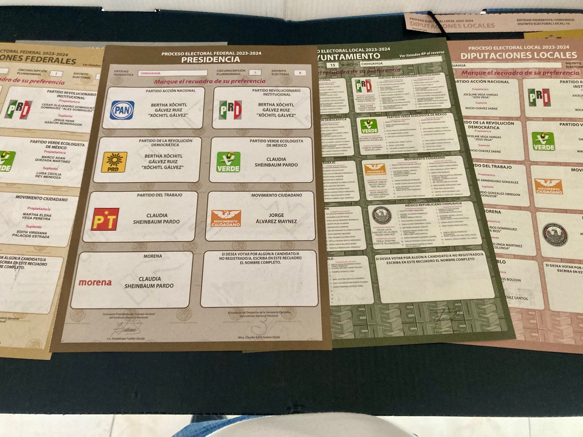Boletas electorales federales y locales del proceso 2023-2024 extendidas sobre una mesa