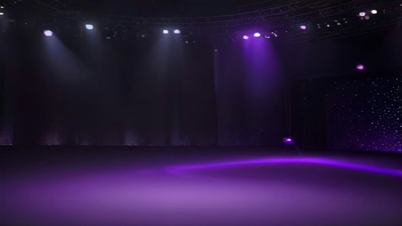 Escenario vacío de un club nocturno iluminado con reflectores morados que atraviesan la bruma