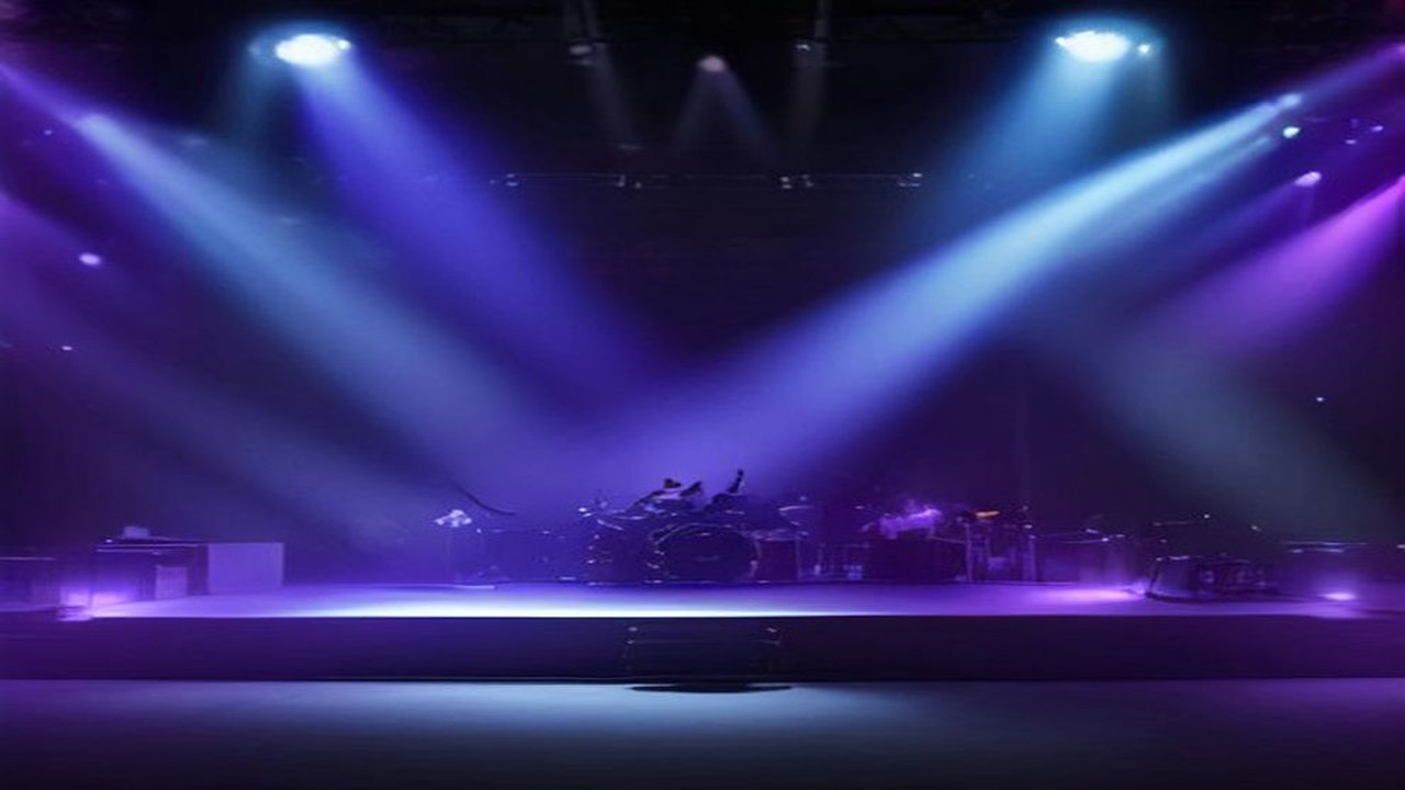 Escenario de concierto con batería, amplificadores y guitarras bajo haces de luz morada y azul que atraviesan la bruma