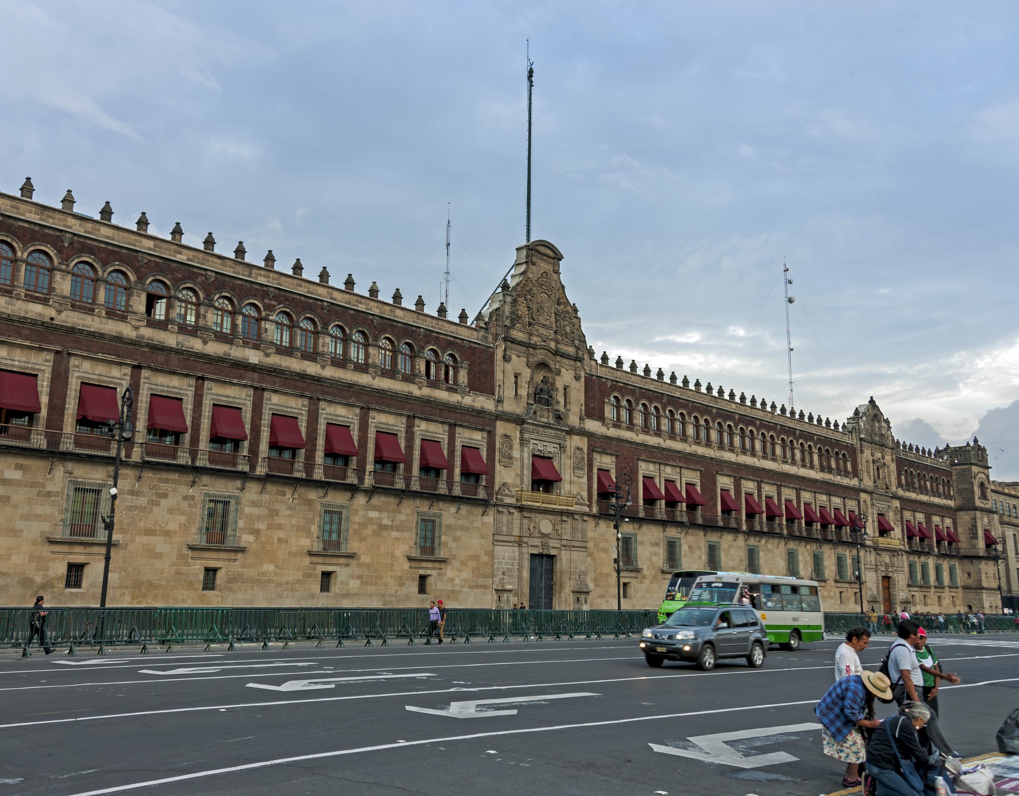 Fachada del Palacio Nacional frente al Zócalo de la Ciudad de México con tránsito vehicular