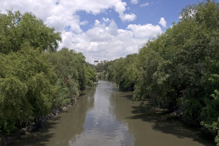 Cauce del río Tula entre árboles a su paso por Tula de Allende, Hidalgo