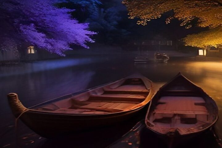 Dos lanchas de madera amarradas en un canal nocturno rodeado de árboles iluminados en tonos morados y anaranjados, con luces cálidas reflejadas en el agua