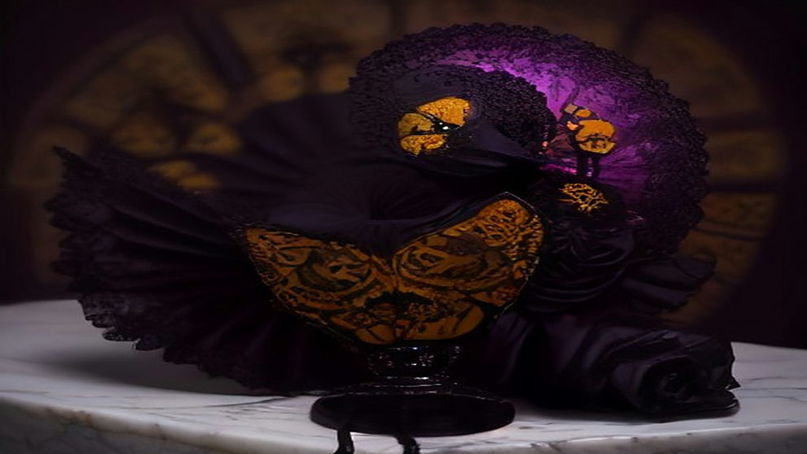 Escultura ornamental de encaje negro y acentos dorados sobre mármol, con fondo oscuro y halo violeta, sin personas