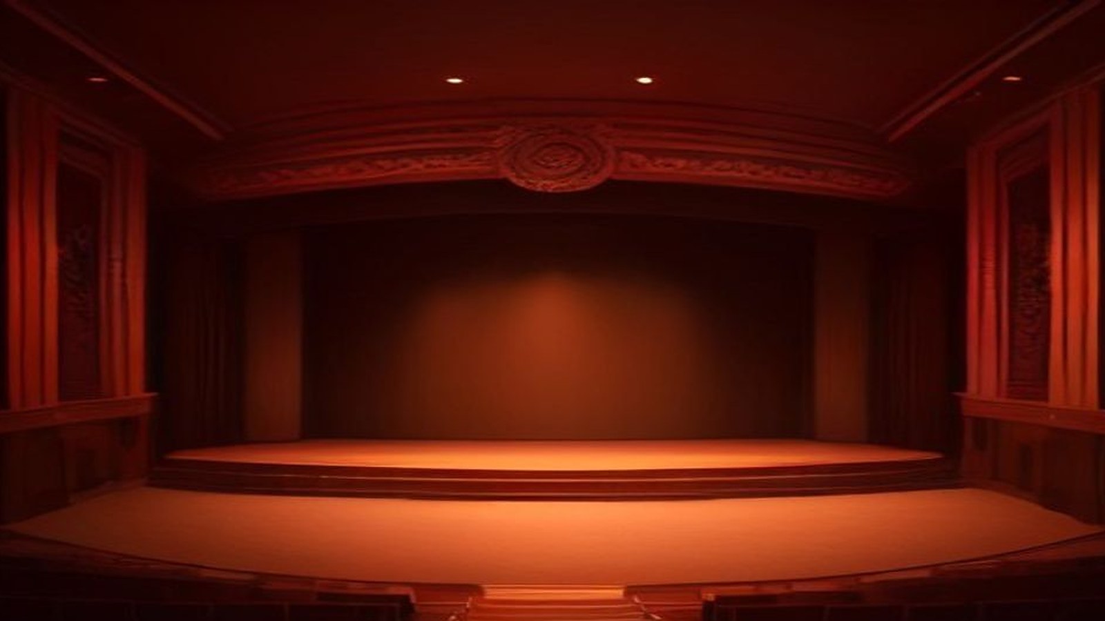 Escenario vacío de un teatro antiguo con arco ornamentado, telón oscuro y luz cálida rojiza sobre la tarima, visto desde las butacas en penumbra
