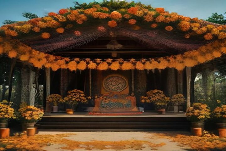 Pabellón al aire libre cubierto de flores de cempasúchil, con un altar al fondo, macetas de flores anaranjadas y pétalos sobre el piso