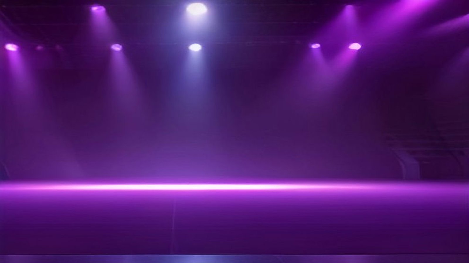 Escenario vacío iluminado por reflectores morados entre la bruma, con la pista despejada y sin público